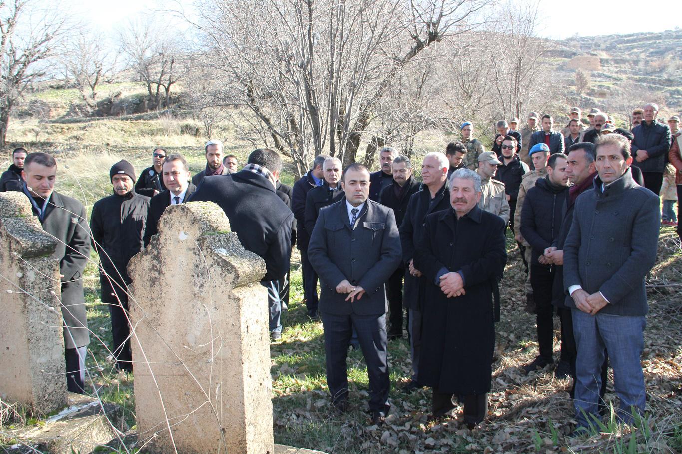 PKK'nin katlettiği 10 köylü 33'üncü yılında kabirleri başında anıldı PKK'nin katlettiği 10 köylü 33'üncü yılında kabirleri başında anıldı